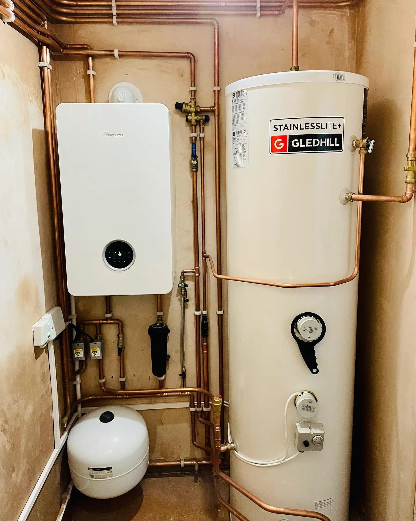 Worcester Bosch 8000 gas boiler with Gledhill unvented cylinder installed in Hertford